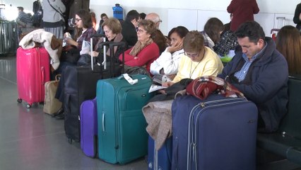 Video herunterladen: Viajeros abarrotan las estaciones de autobús y tren