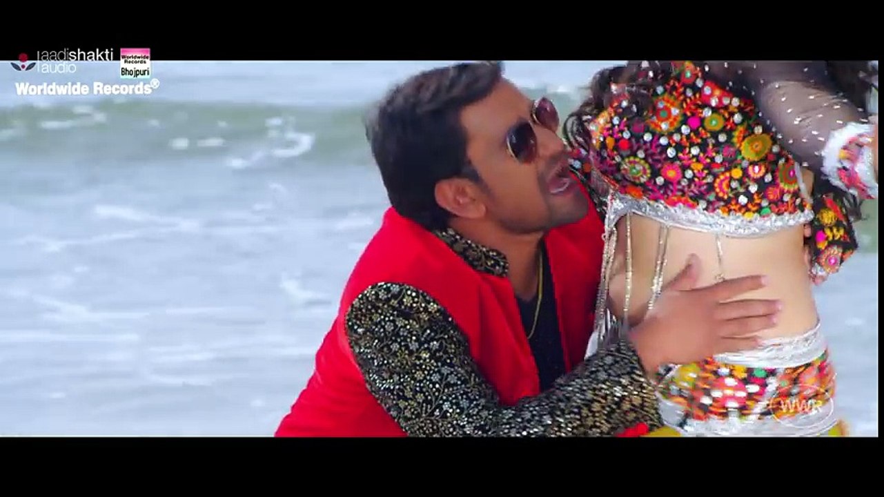 Samaan Chunmuniya - BHOJPURI HOT SONG  DINESH LAL YADAV , AAMRAPALI DUBEY