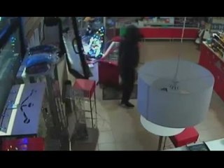 Rimini - "Spaccate" con l'auto dentro ai negozi, 3 fermi (19.12.16)