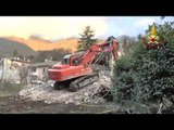 Visso (MC) - Terremoto, demolizione edificio a Villa Sant'Antonio (23.12.16)