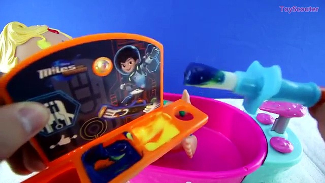 BABY DOLL BATH TIME PAINT! Learn Colors w/ Miles From Tomorrowland Bath Surprises