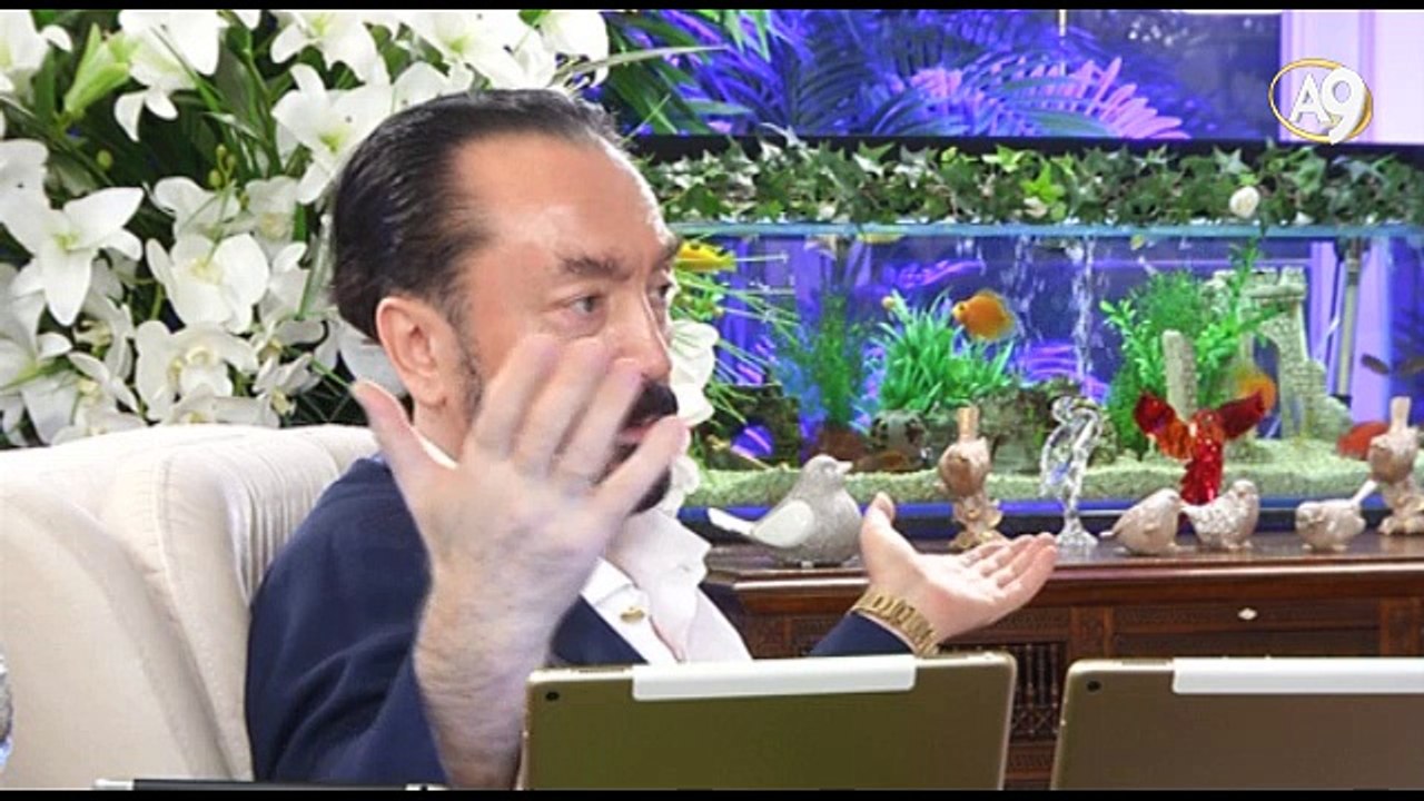 Bediüzzaman Hazretlerinin has talebesi Sungur ağabey yıllar önce Adnan Oktar’a mahkemede ‘Ne mutlu sana mazi de müstakbel de seni alkışlıyor’ dedi.