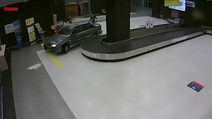 Une course poursuite surréaliste en voiture dans un aéroport