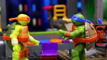 Teenage Mutant Ninja Turtles Mega Bloks Sewer Lair Tigerclaw Steals Pizza and Fights Mikey and Leo