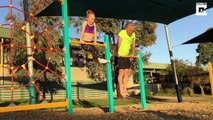 Kızının Jimnastik Hareketlerini Taklit Etmeye Çalışan Eğlenceli Baba