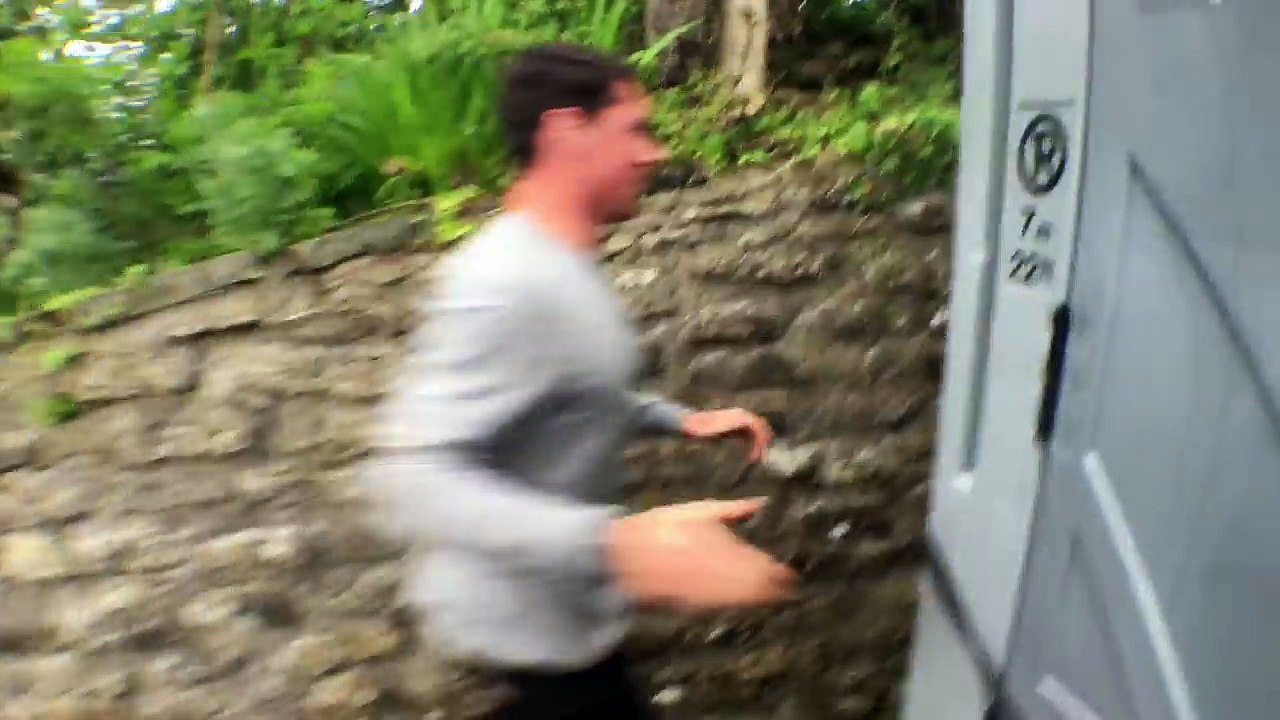 Ben Phillips - Toilet Tour PRANK!!! - I smell like crap and piss