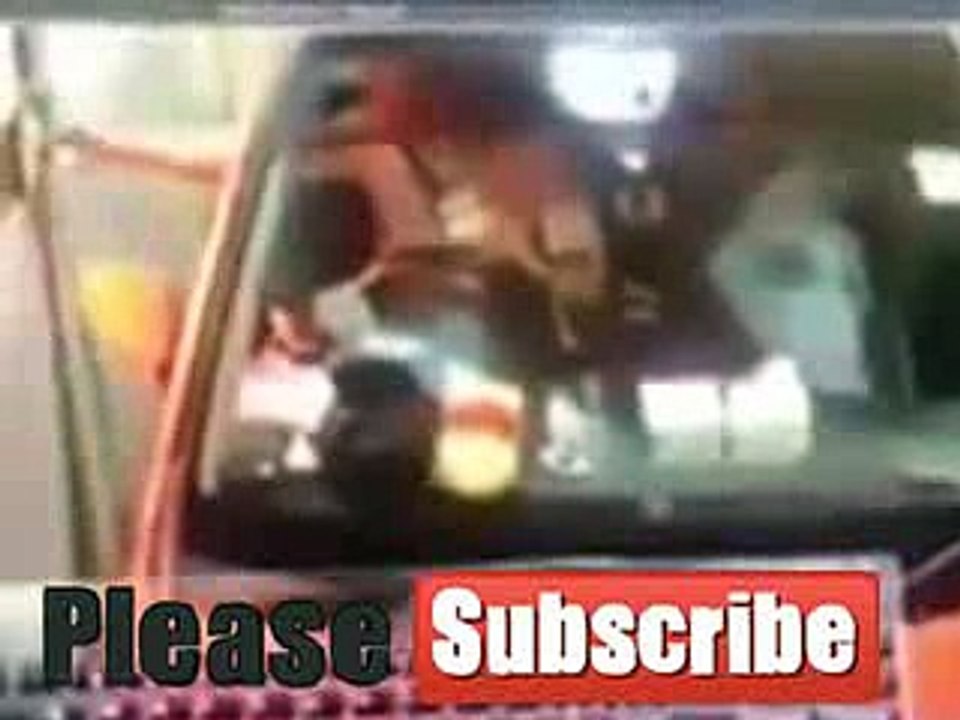 Parah dan seram, coba anda lihat ada penampakan pocong dalam mobil pria ini