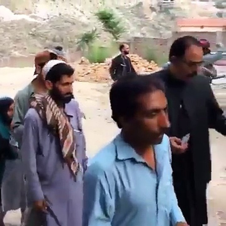اللہ پاک نے اس بندے کو بہت نوازہ ہے، یہ پر جمعرات کو ایسے ہزاروں لاکھوں روپے غریبوں کی مدد کرتا۔۔۔۔۔۔ اللہ پاک اسے ریا کاری سے بچائے اور اس کی خدمت قبول کرے