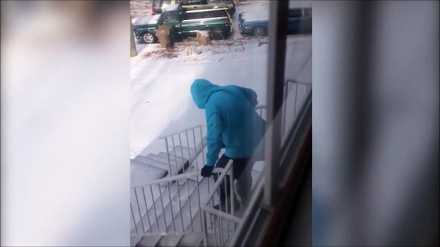 Tu prends toutes les précautions pour descendre les escaliers mais ça suffit pas toujours... Fail