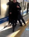 Prendre le métro au japon... Vas-y pousse pas!