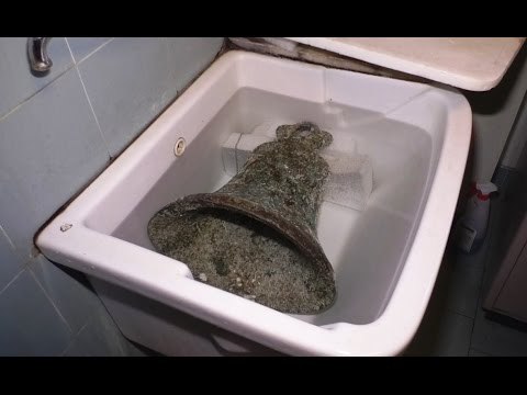 Napoli - I reperti recuperati dal fondale del porto in mostra al Museo Archeologico (23.12.16)