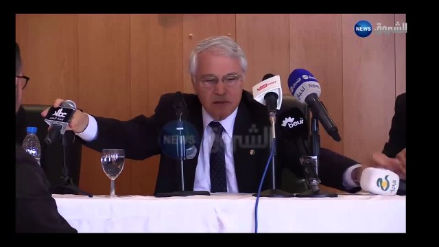 ‫شكيب خليل غاضب و يهين الصحفيين برمي ميكروفونات القنوات الحاضرة لتغطية للمحاضرة ببرج بوعريريج‬‎