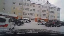 Rusyada Binadan düşen kar kütlesi