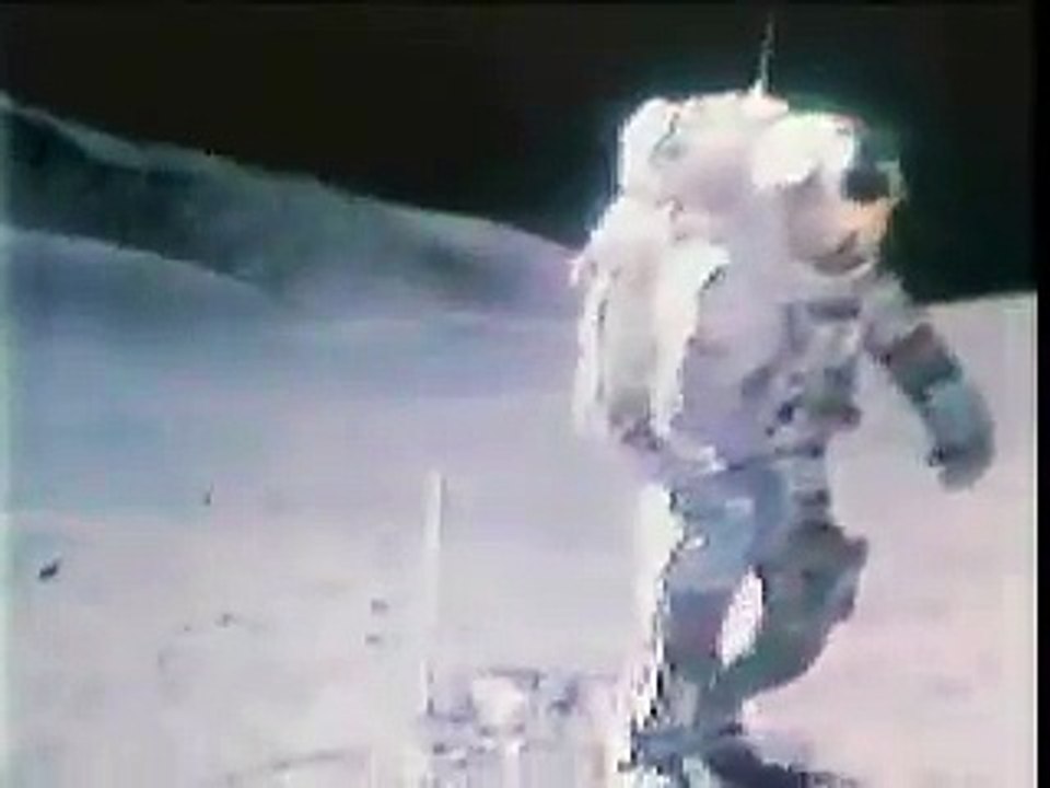 Ay Yüzeyinde Şarkı Söyleyen Astronotlar