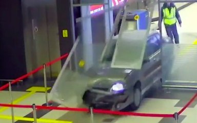 Une voiture folle rentre dans un aérogare !