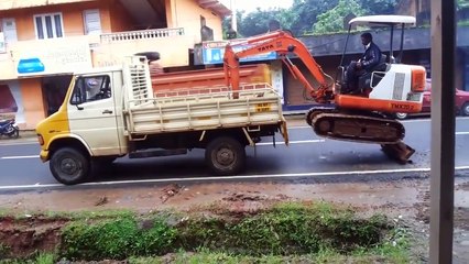 Comment charger un engin Caterpillar dans la remorque d'un camion : méthode indienne by Mister Buzz