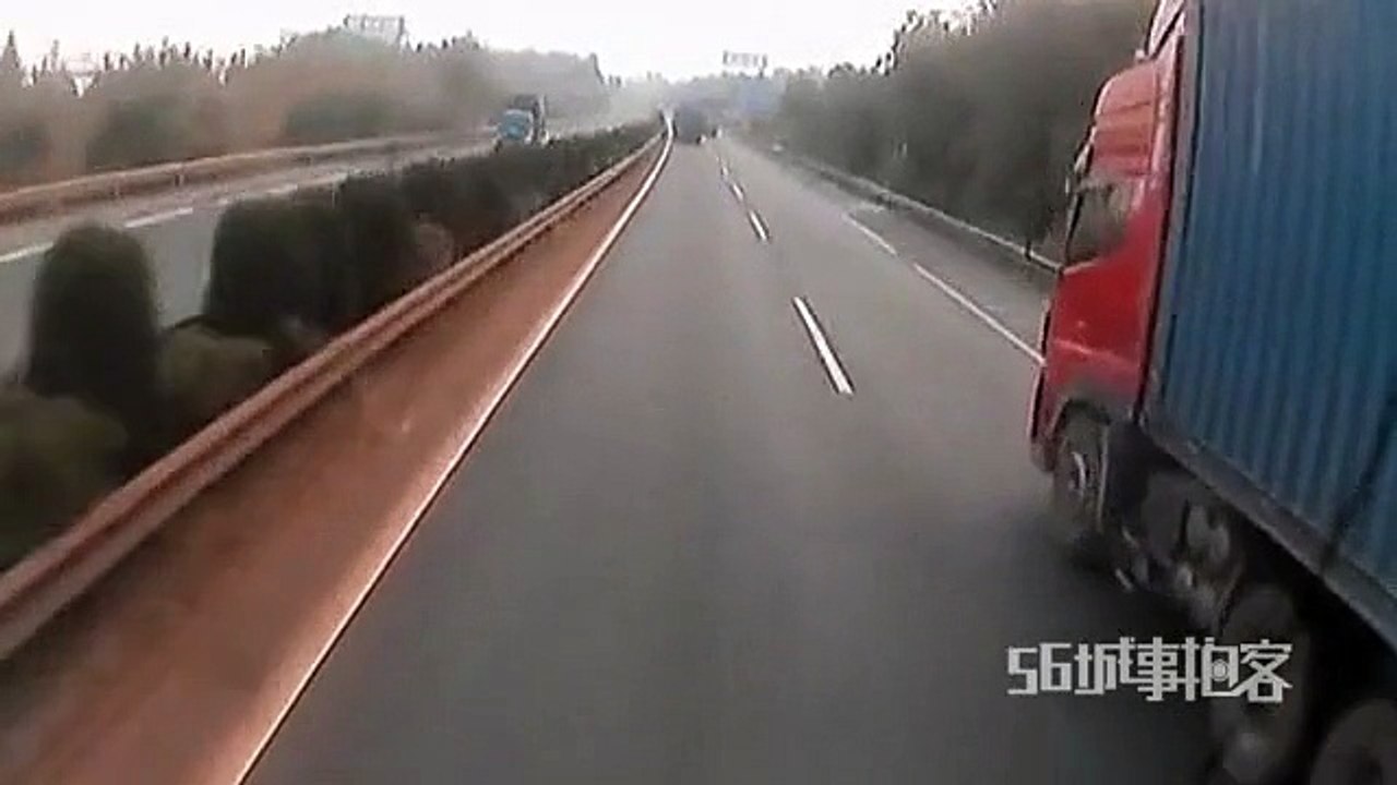 Un bébé endormi dans la remorque d'un camion de chantier by Mister Buzz