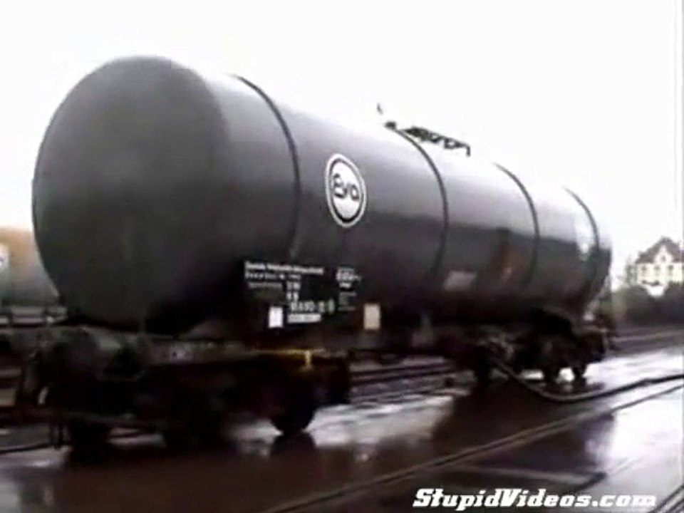 Un bébé endormi dans la remorque d'un camion de chantier by Mister Buzz