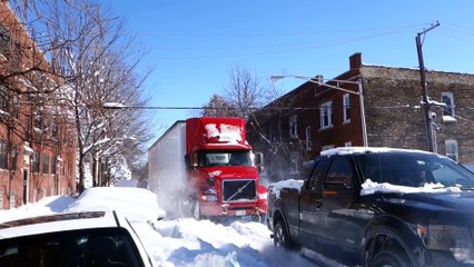 Un 4x4 Ford F150 remorque un camion a Chicago pendant le Blizzard : impressionnant! by Mister Buzz
