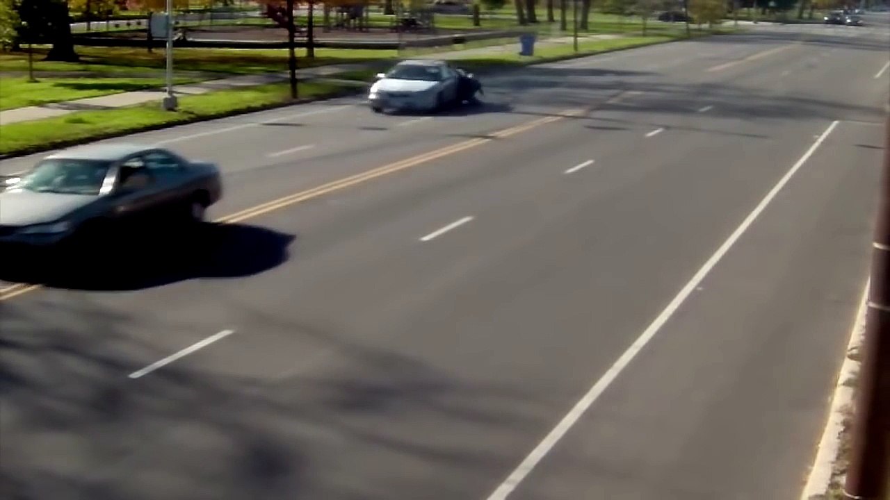 Ce gars se fait traîner après s'être fait voler sa voiture !