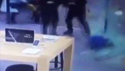 Kapıyı açmak isteyen çocuk canından oluyordu