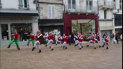 Les élèves de l'école Katia Seguin dansent pour Noël à Angoulême (vidéo M. Bouzzit)