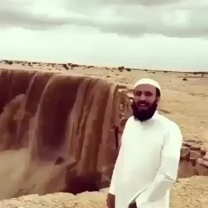 ÇÖLDE KUM ŞELALESİ