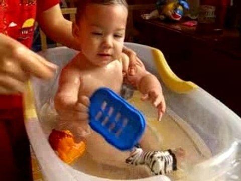 JULIEN 7 mois dans son bain