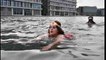 Bañistas parisinos celebran Navidad en las gélidas aguas del canal de l'Ourq