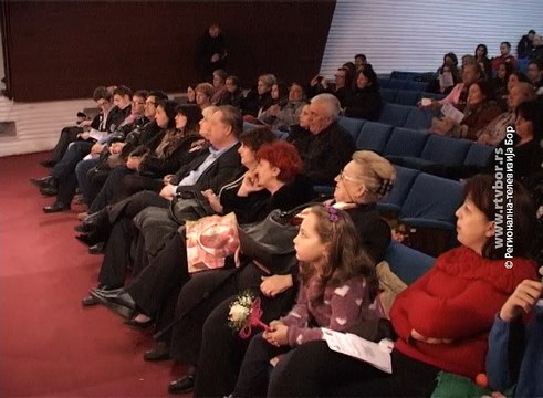 Učenici beogradske Muzičke škole „Mokranjac“ na borskoj scenir, 24. decembar 2016 (RTV Bor)