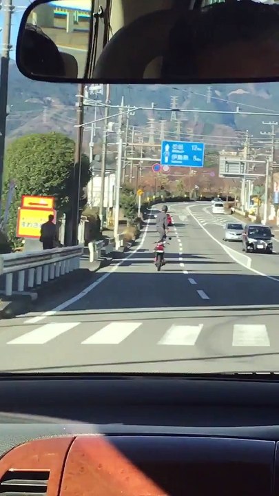【衝撃映像】神奈川でバイクにとんでもない乗り方をした人が撮影される　2016年12月23日【Twitterで話題】