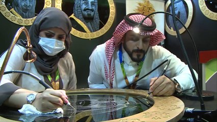 فهد اليحيى وزوجته سعوديان احترفا الرسم على الزجاج