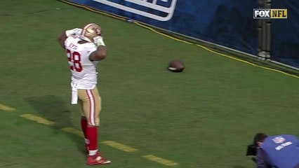 Colin Kaepernick finds open Carlos Hyde for 19-yard TD