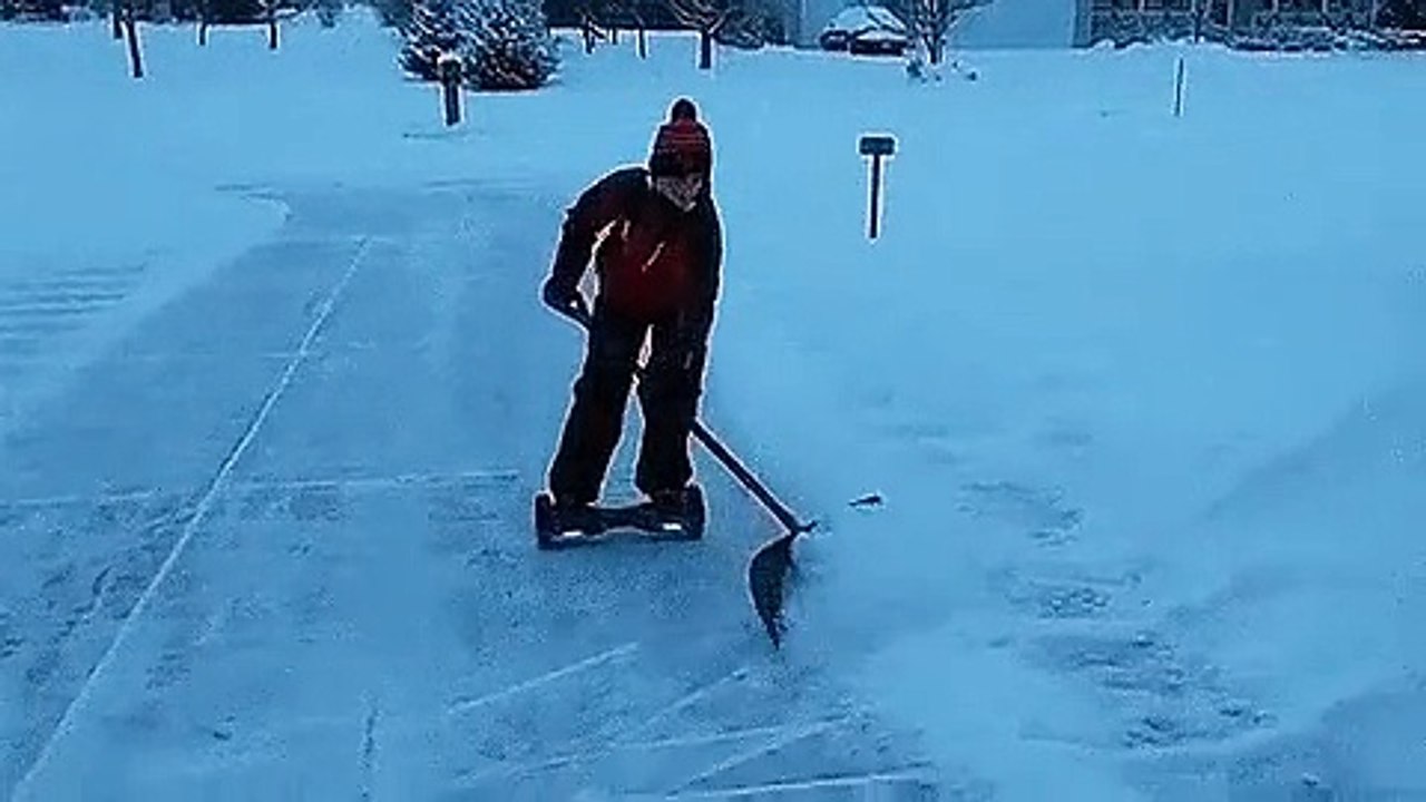 kar kürümenin kolayını bulan çocuk