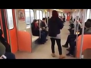 Metro'da Eylem yapan 2 kişiye Akpartili Biri Yaşasın İslam Yaşasın Erdoağan Diyerek Saldırdı