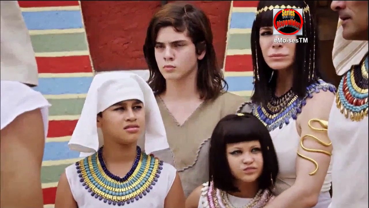 Nefertari llora la muerte de su padre.