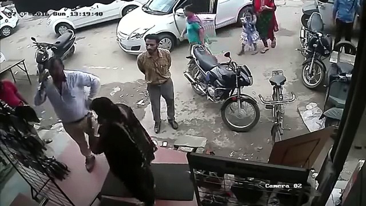 GUNDA GARDI IN india PUNJAB CCTV viral VIDEO 2017