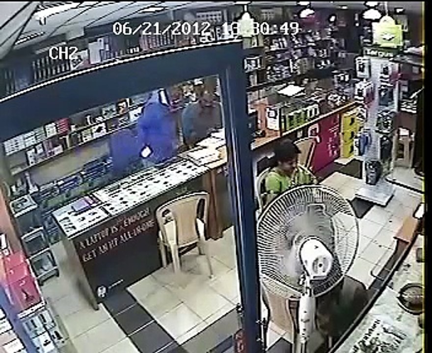 Look 2 Indian Ladies Caught on CCTV Stealing Laptops