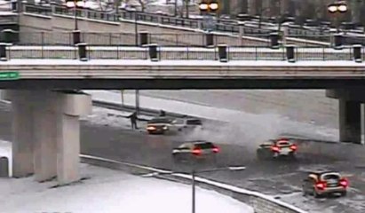 Otomobilin altında kalmaktan son anda kurtuldular