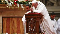 البابا فرنسيس يذكر بالأطفال النازحين في قداس عيد الميلاد