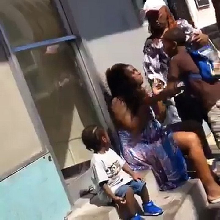 Incroyable: cet enfant frappe sa mère en public