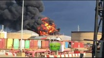 حيفا : حريق كبير في مصانع تكرير النفط وطواقم الاطفاء لا تستطيع السيطرة