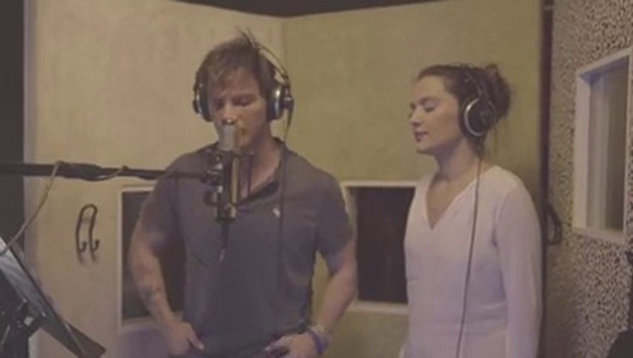 Sen bir meleksin, her şey demeksin,  Tut hep elimi, vazgeçilmezim.