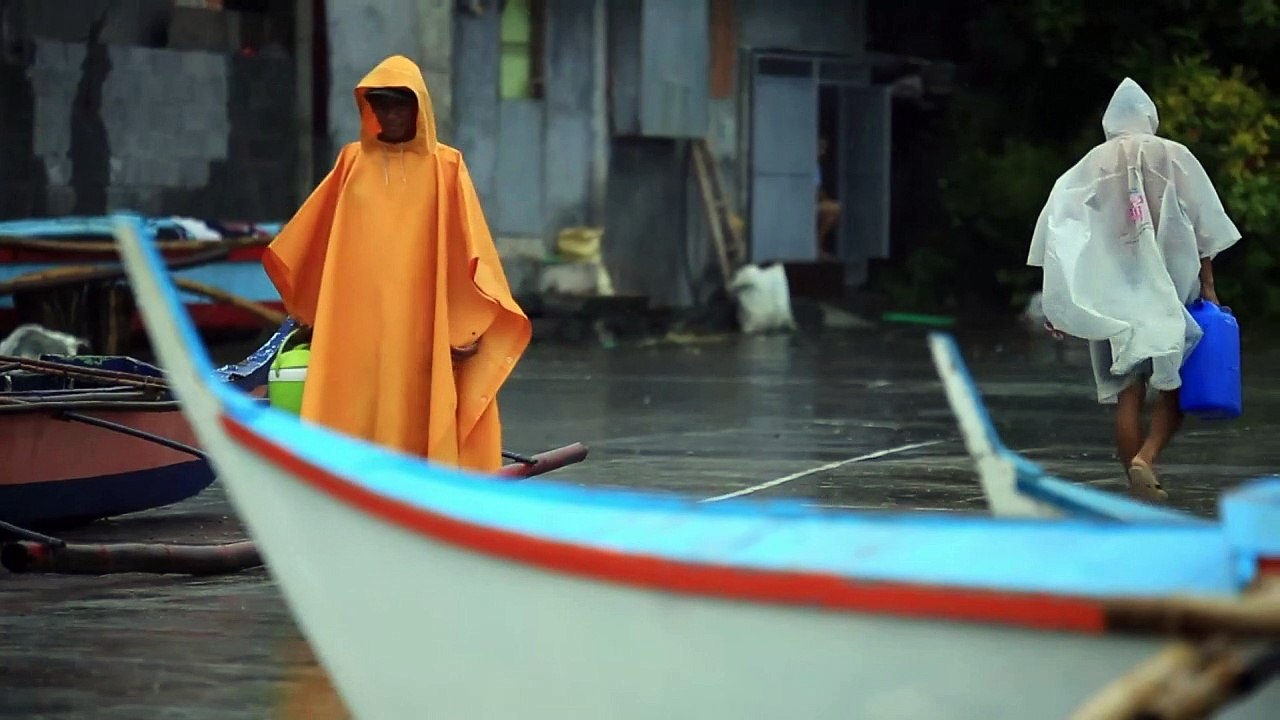 Tens of thousands flee as Christmas typhoon hit...