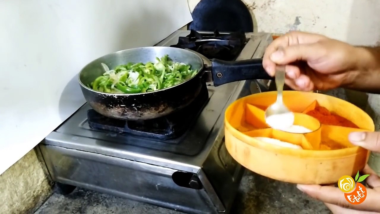 Indian Egg Omelette Pizza (अंडा आमलेट पिज्जा) - Indian Spicy Food  Popular Indian Home Food Fatafat