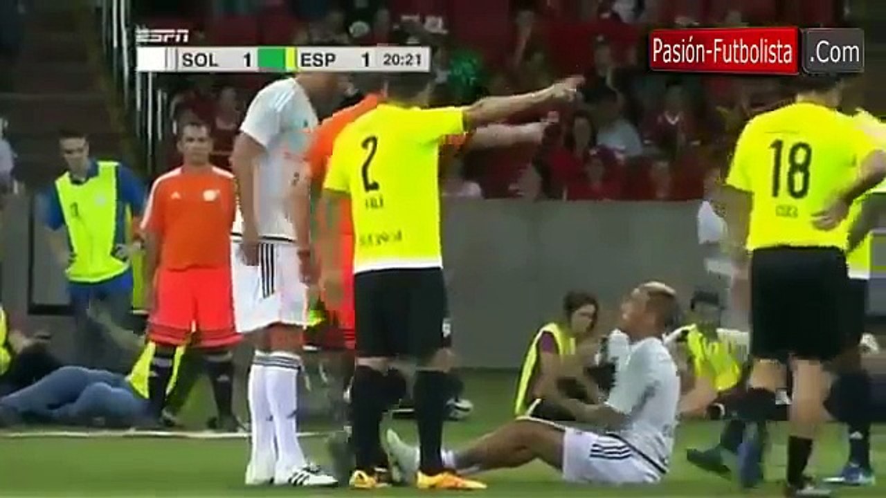 L'imitation totalement ratée du penalty controversé de Suarez et Messi !