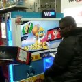 Funcionários surpreendem jovem que todos os dias visitava loja para jogar Wii