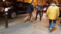 Deux jeunes s'amusent à imiter Conor McGregor dans une rue.