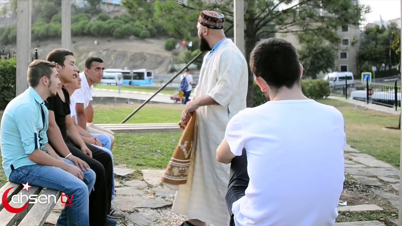 Burada Namaz Kılamazsın ! (Sosyal Deneyde Bıçaklanmaya Ramak Kala)