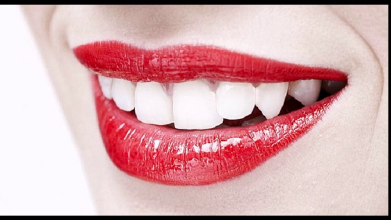 10 أطعمة و مشروبات يجب تجنبها للحفاظ على بياض الأسنان